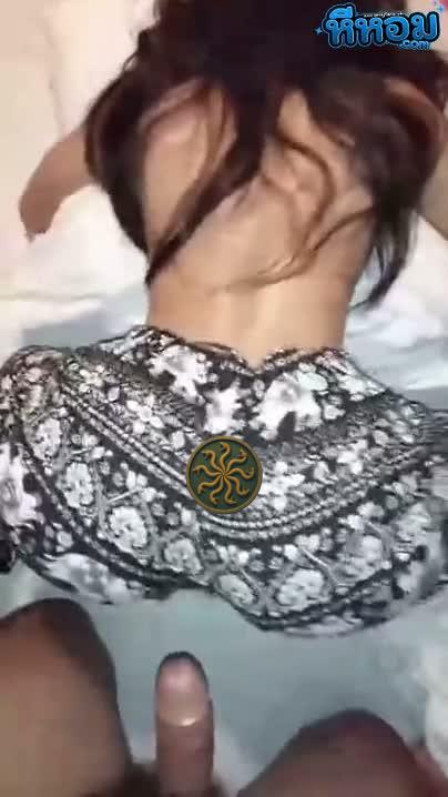 คลิปหลุดสาวไทย โดนคนรักจับแหกขาเอาควยตำหีเย็ดคากางเกงช้างแบบเสียวๆ จับเสียบรัวๆๆจนน้ำแตกในครางอย่างลั่นเลย