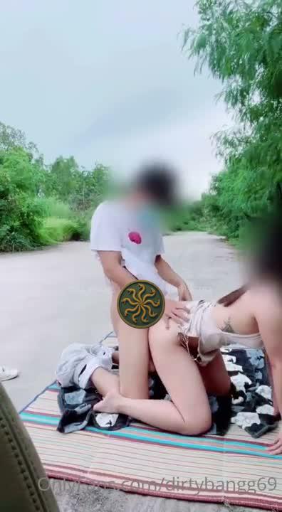 คลิปเย็ดข้างป่า dirtybangg69 เงี่ยนทนไม่ได้ จอดรถตอกหีท่าหมาเอ้าท์ดอร์
